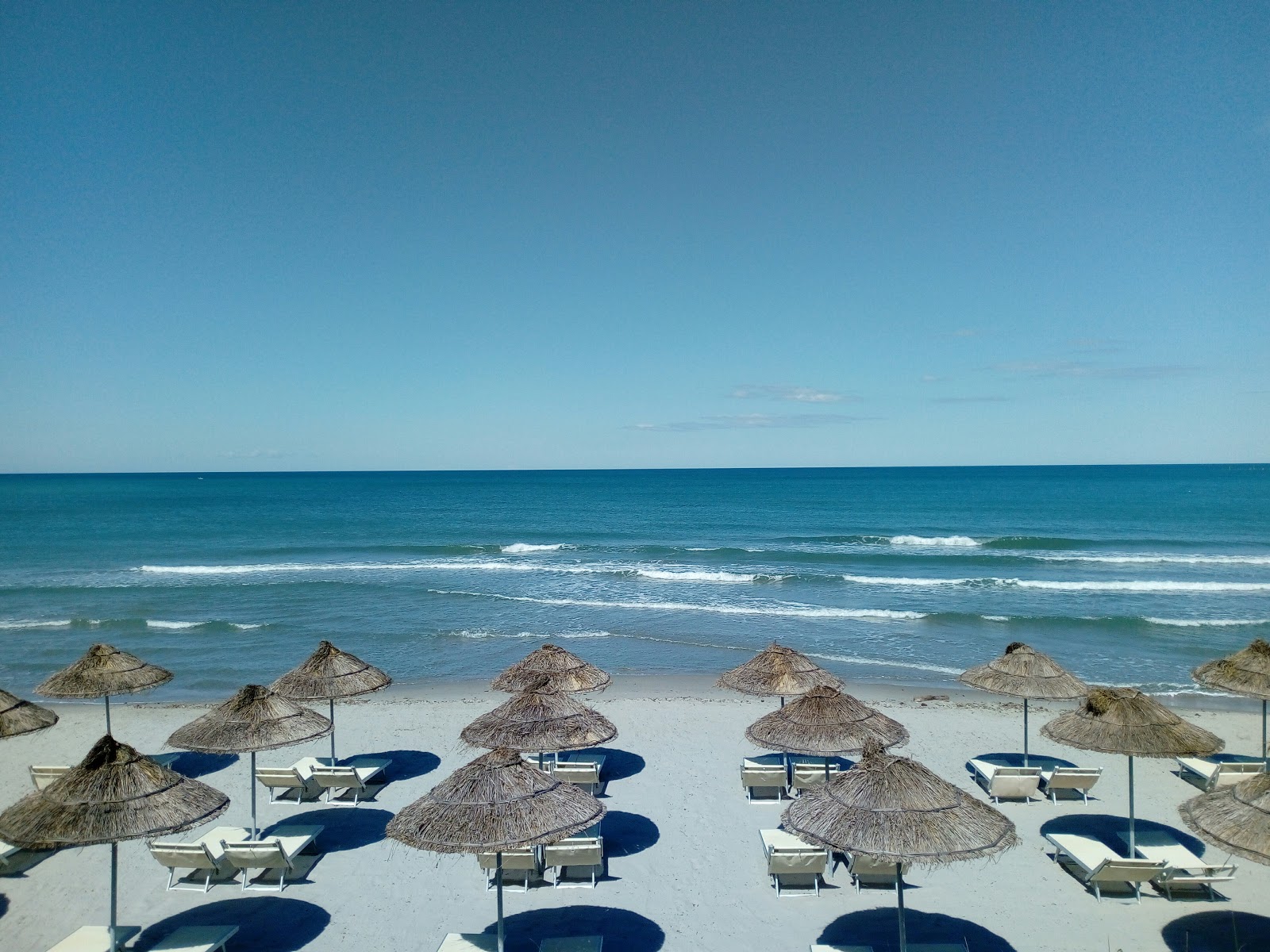 Foto de Qarku i Durresit beach - lugar popular entre os apreciadores de relaxamento