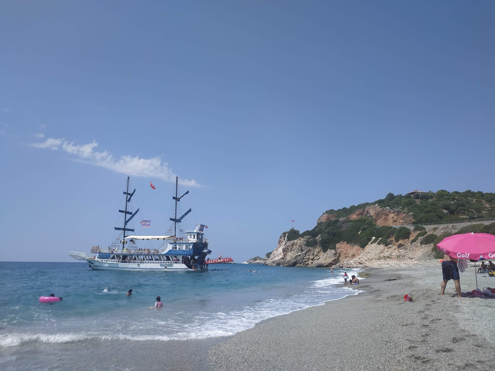 Dinek beach'in fotoğrafı geniş bir kıyı şeridi ile birlikte