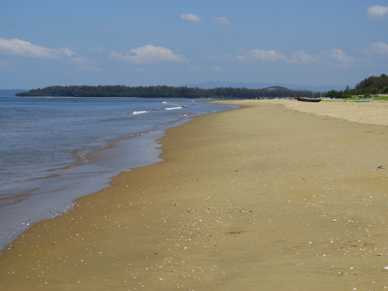 Foto von Karwar Beach von Klippen umgeben