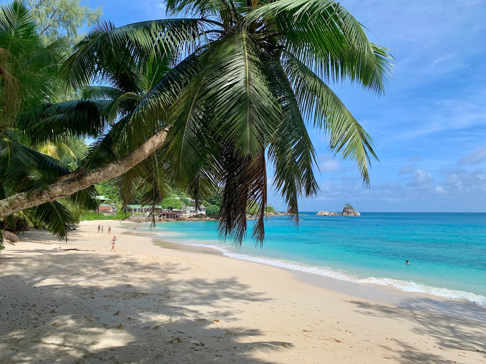 Foto de Praia Anse Soleil apoiado por penhascos
