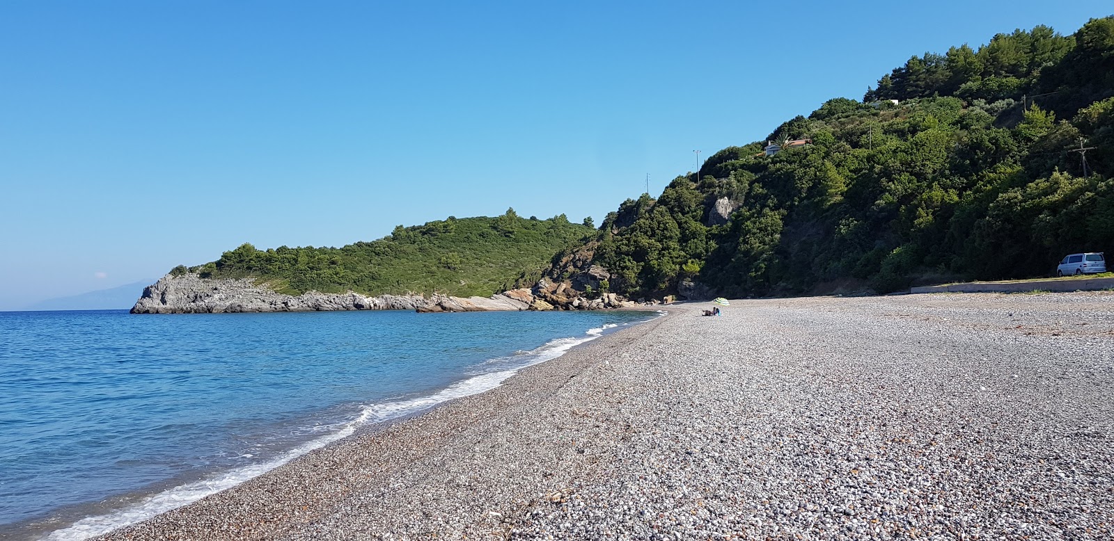 Foto di Ahladiou beach con una superficie del piccoli ciottoli marroni