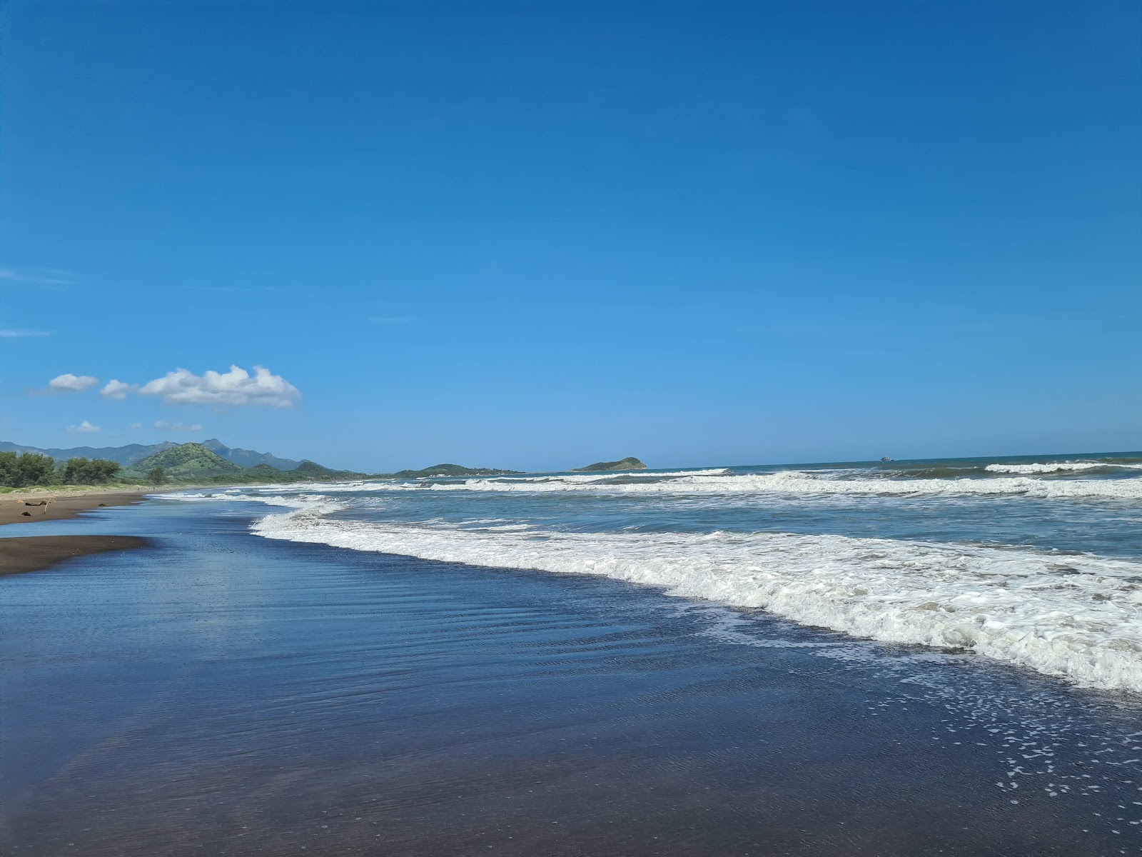 Foto de Playa Farallon com areia bege superfície