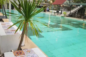 3R&D pool & gardens image