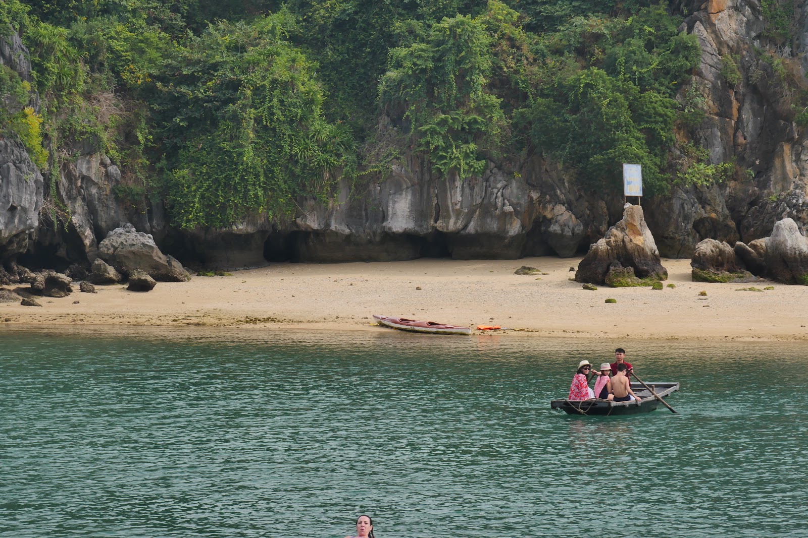 Van Boi Beach的照片 带有碧绿色纯水表面