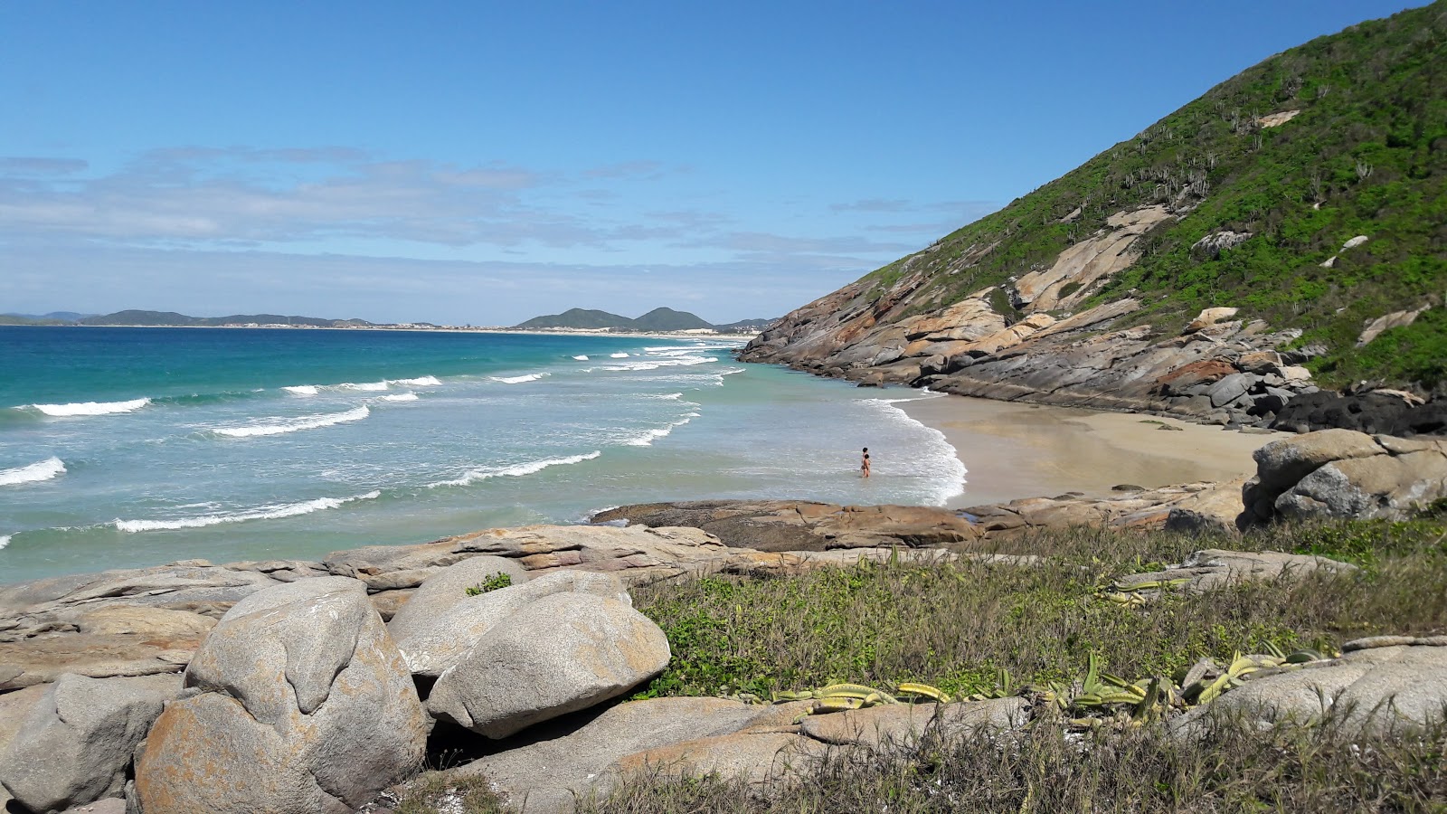 Foto av Praia das Amendoeiras med ljus sand yta