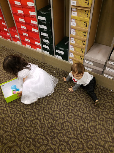 Shoe Store «DSW Designer Shoe Warehouse», reviews and photos, 15600 E Briarwood Cir, Aurora, CO 80016, USA