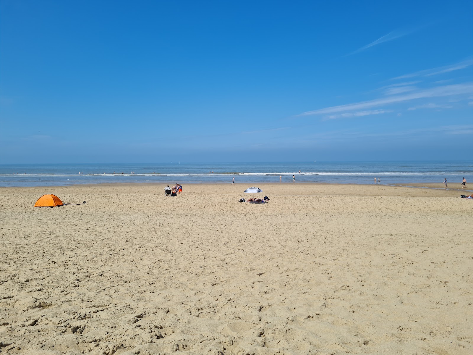 Valokuva Wassenaarseslagin rantaista. pinnalla kirkas hiekka:n kanssa