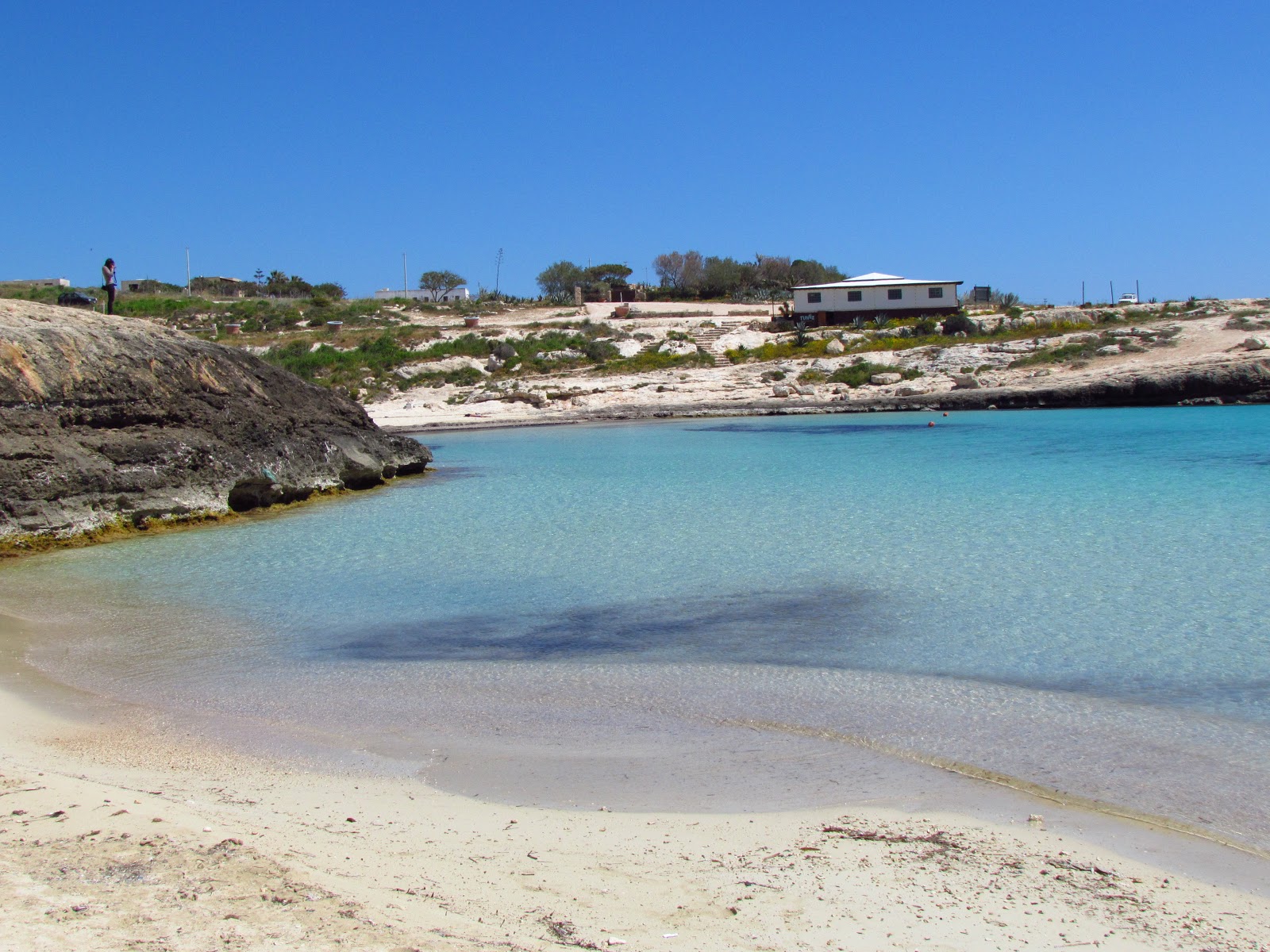 Photo de Spiaggia Portu 'Ntoni partiellement zone de villégiature
