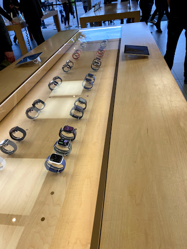 Computer Store «Apple Main Place», reviews and photos, 120 W Jefferson Ave, Naperville, IL 60540, USA