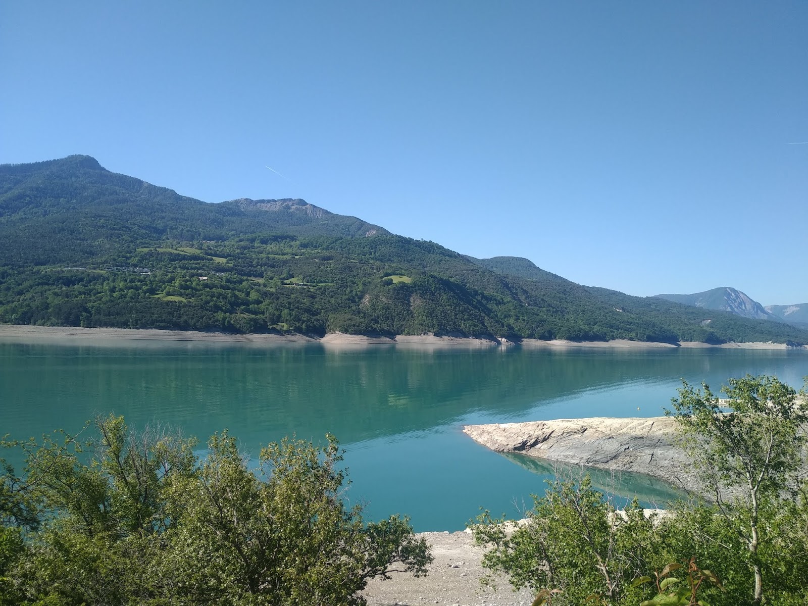 Foto von Le Nautic Beach von Klippen umgeben