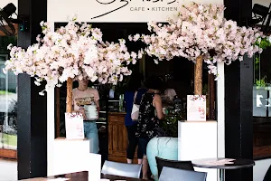 Ozmosis Café Trattoria Bar image