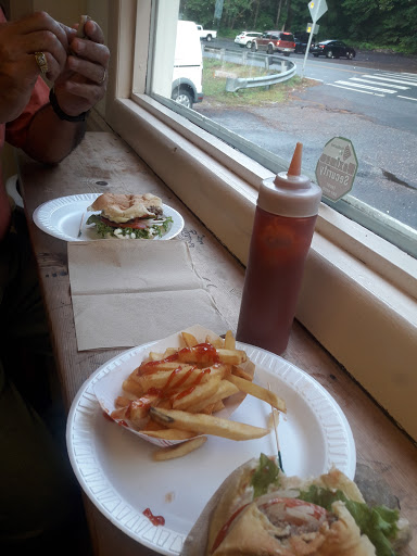 Hamburger Restaurant «Lake Zoar Drive In», reviews and photos, 14 Roosevelt Dr, Stevenson, CT 06491, USA