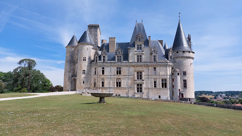 attractions Entrée château de la Rochefoucauld. La Rochefoucauld-en-Angoumois