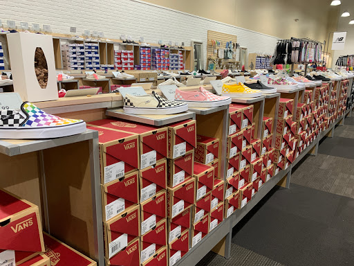 Shoe Store «DSW Designer Shoe Warehouse», reviews and photos, 1300 Huguenot Rd, Midlothian, VA 23113, USA