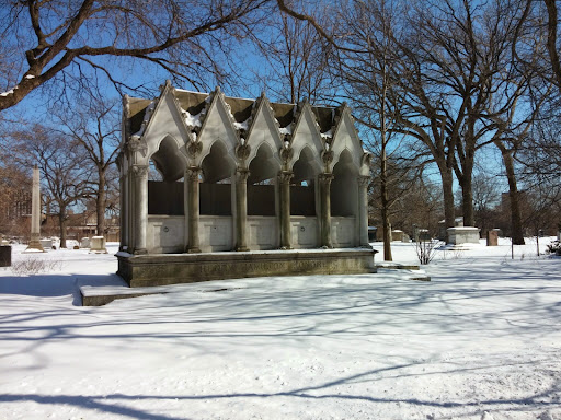 Honor Tomb, 4001 N Clark St, Chicago, IL 60613