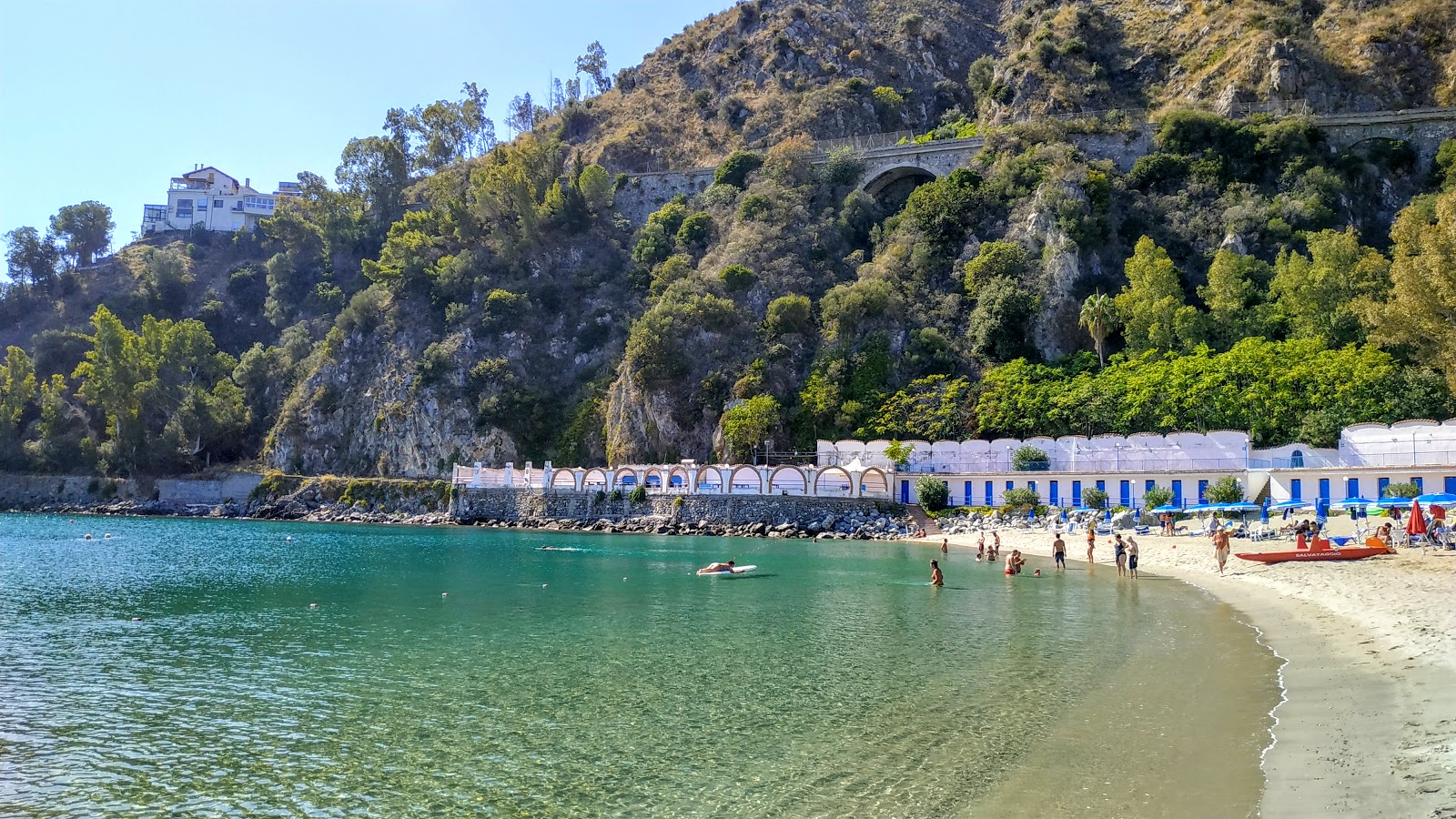 Fotografie cu Spiaggia di Copanello cu o suprafață de apa albastra
