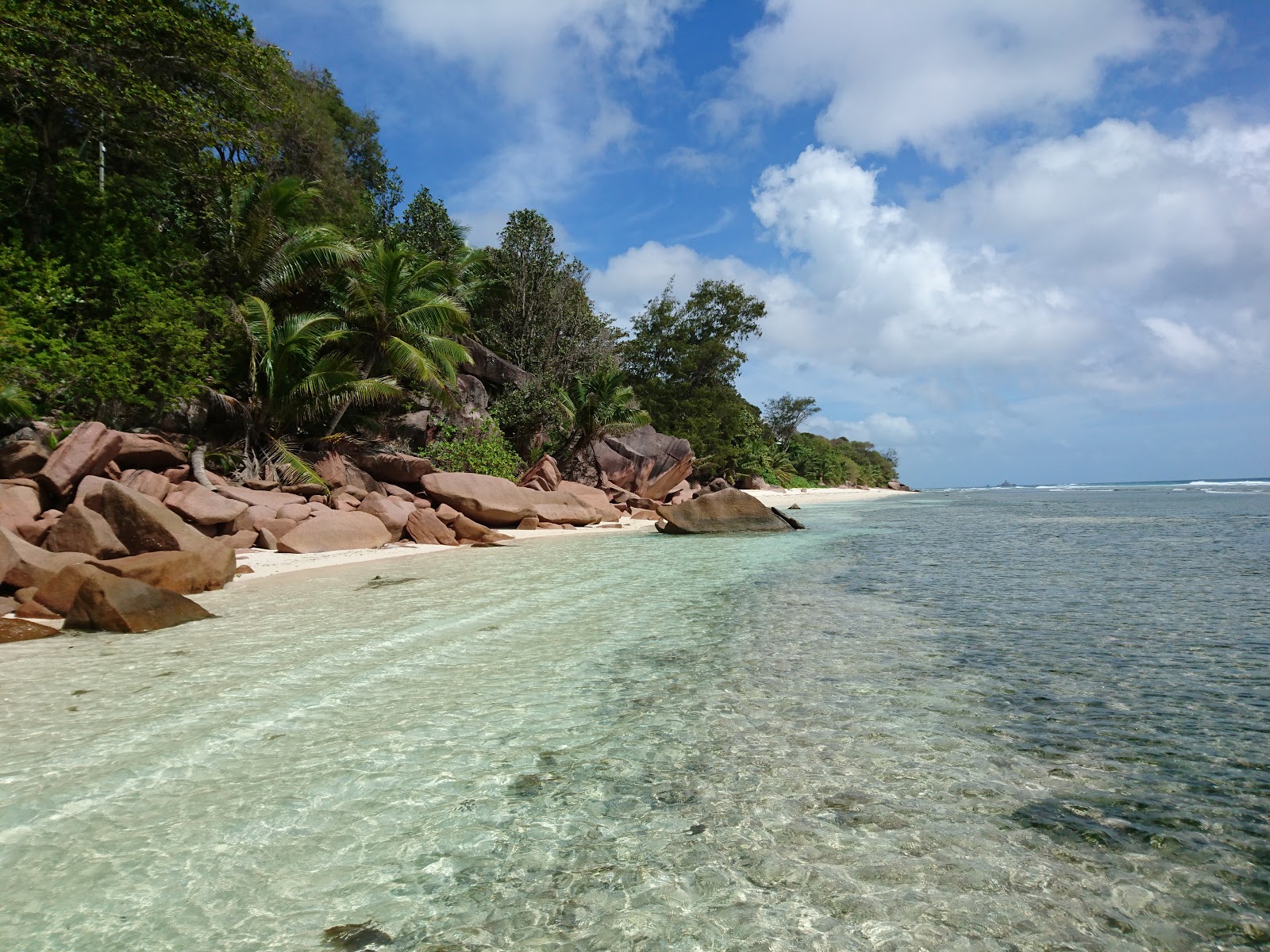 Anse Gaulettes Beach的照片 带有白沙表面