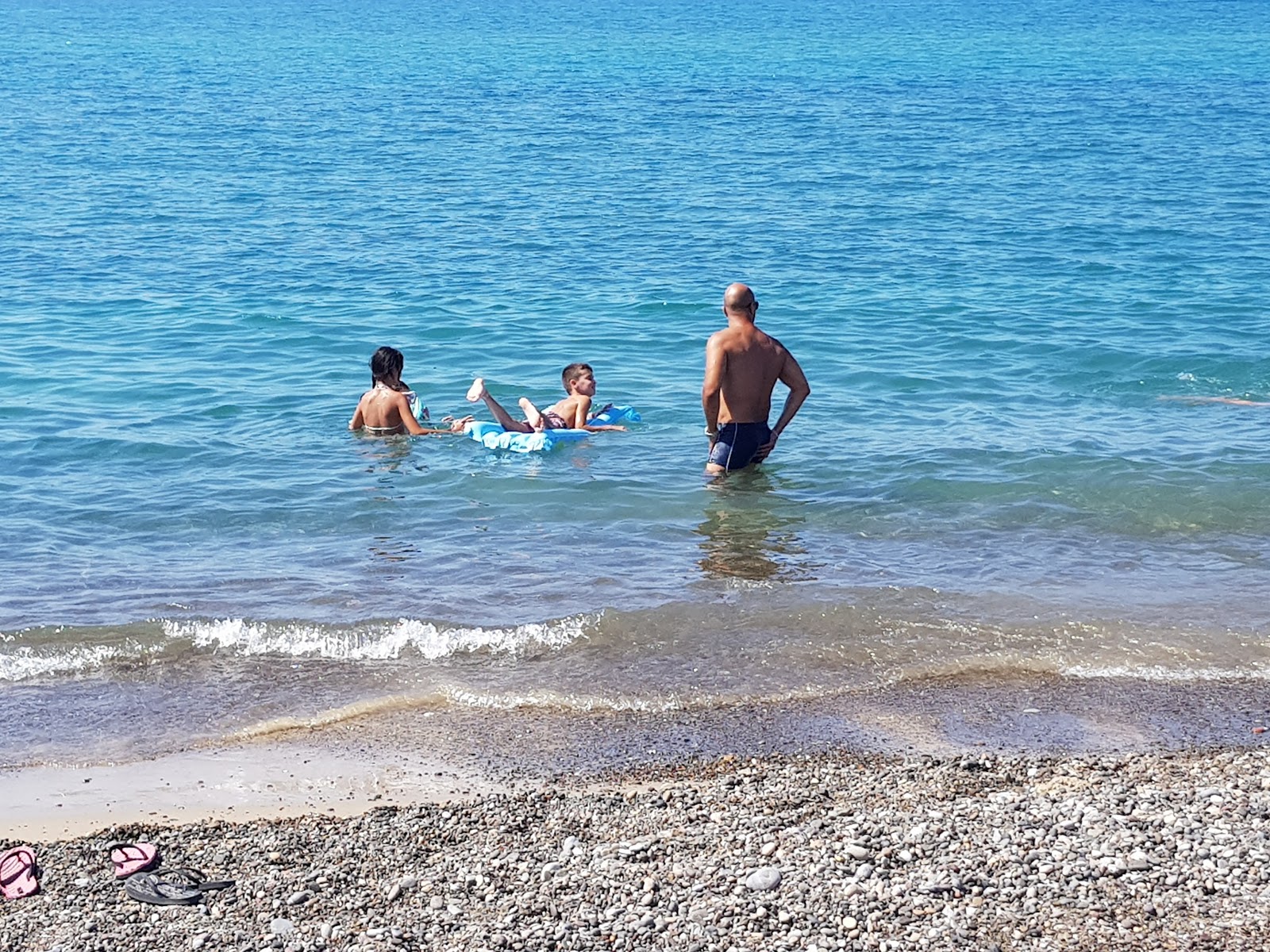 Spiaggia Gorgo Lungo'in fotoğrafı uçurumlarla desteklenmiş