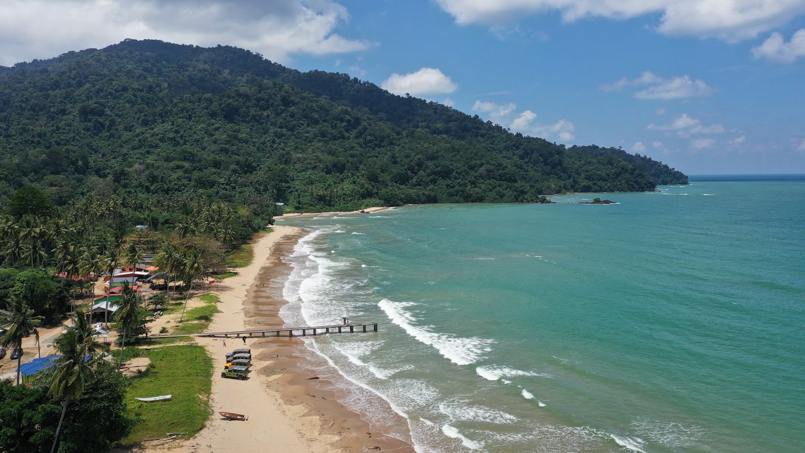 Melano Bay Beach'in fotoğrafı - rahatlamayı sevenler arasında popüler bir yer