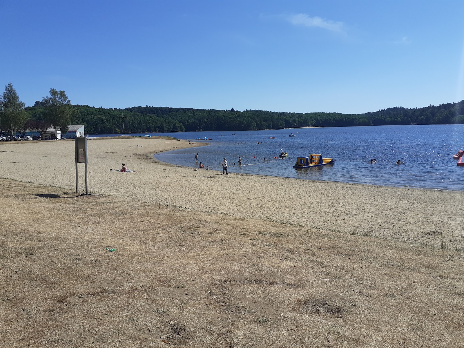 Foto di Plage de Neuvic con una superficie del sabbia beige
