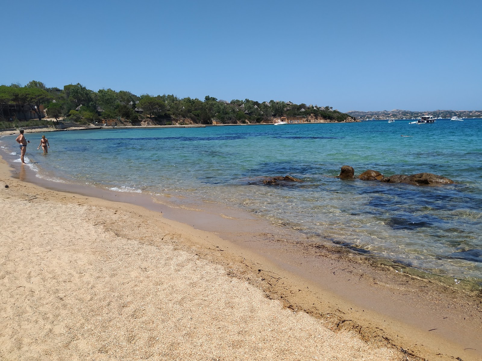 Foto von Cala Garibaldi beach mit feiner heller kies Oberfläche