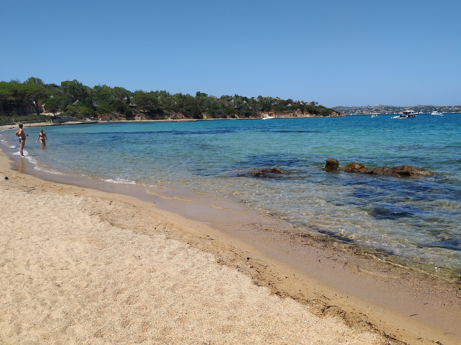 Foto von Spiaggia di Cala Garibaldi mit brauner sand & felsen Oberfläche