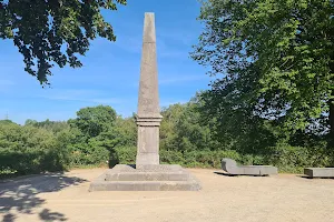 Obelisk Blauer Stein image