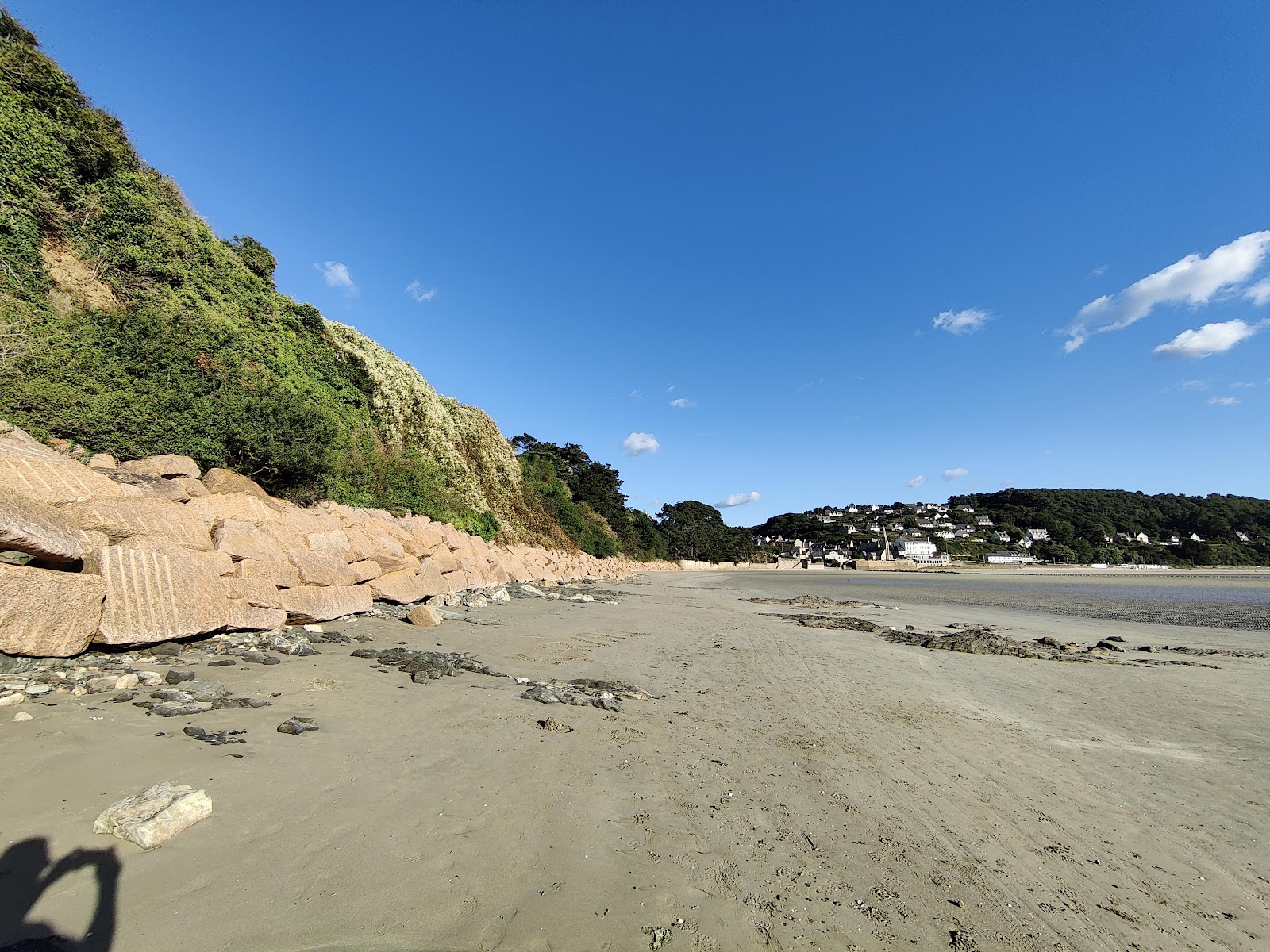 Photo de Plage Saint Michel-en-Greve entouré de montagnes