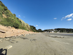 Photo de Plage Saint Michel-en-Greve entouré de montagnes