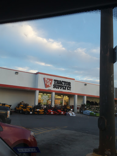 Home Improvement Store «Tractor Supply Co.», reviews and photos, 1715 W Oaklawn Rd a, Pleasanton, TX 78064, USA