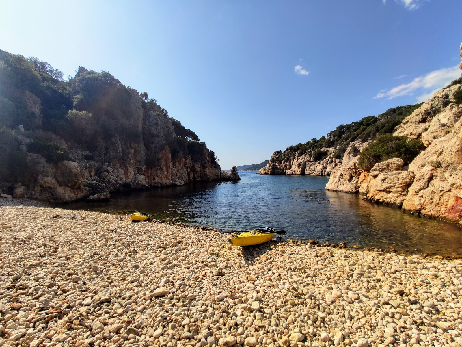 Foto di Inonu bay beach con una superficie del ciottoli beige