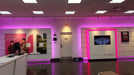 Cell Phone Store «T-Mobile», reviews and photos, 4680 W Broad St, Columbus, OH 43228, USA