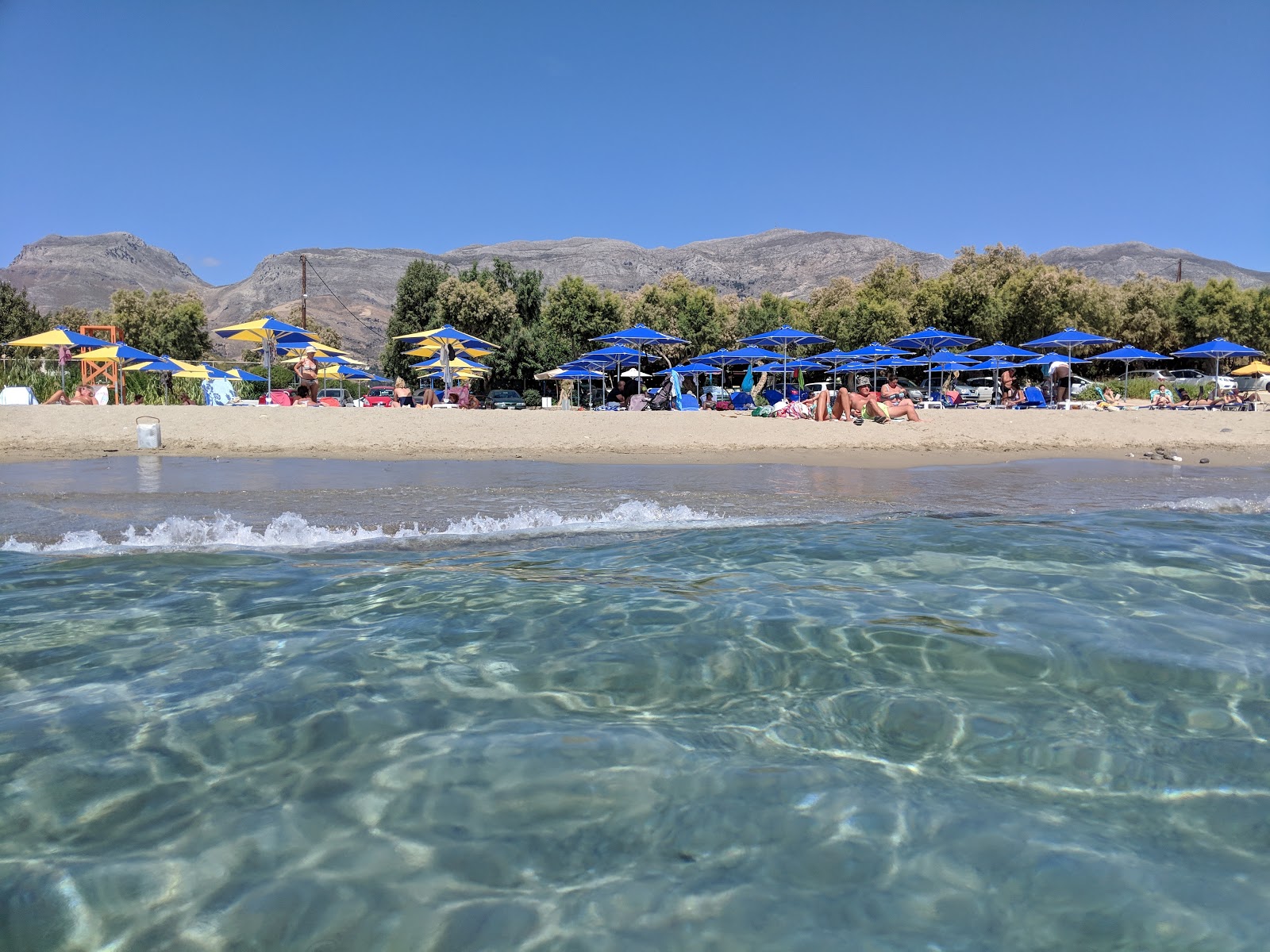 Foto von Damnoni Strand von Klippen umgeben