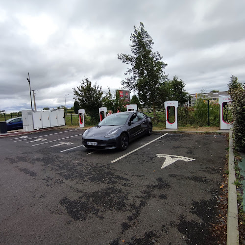 Borne de recharge de véhicules électriques Tesla Supercharger Saint-Georges-de-Gréhaigne