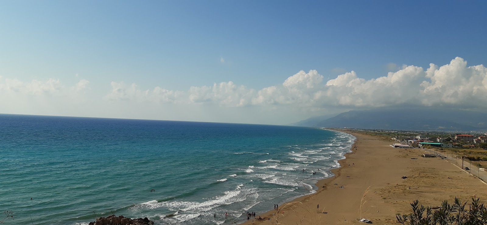 Foto av Meydan beach omgiven av berg