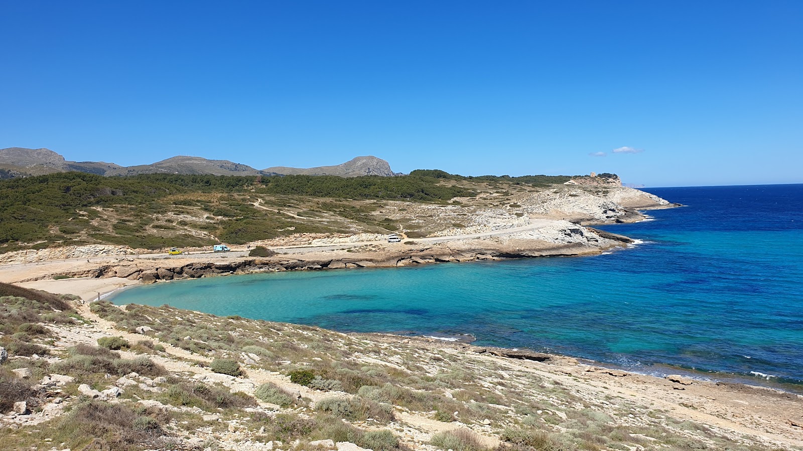 Foto de Cala Mitjana com pequena baía