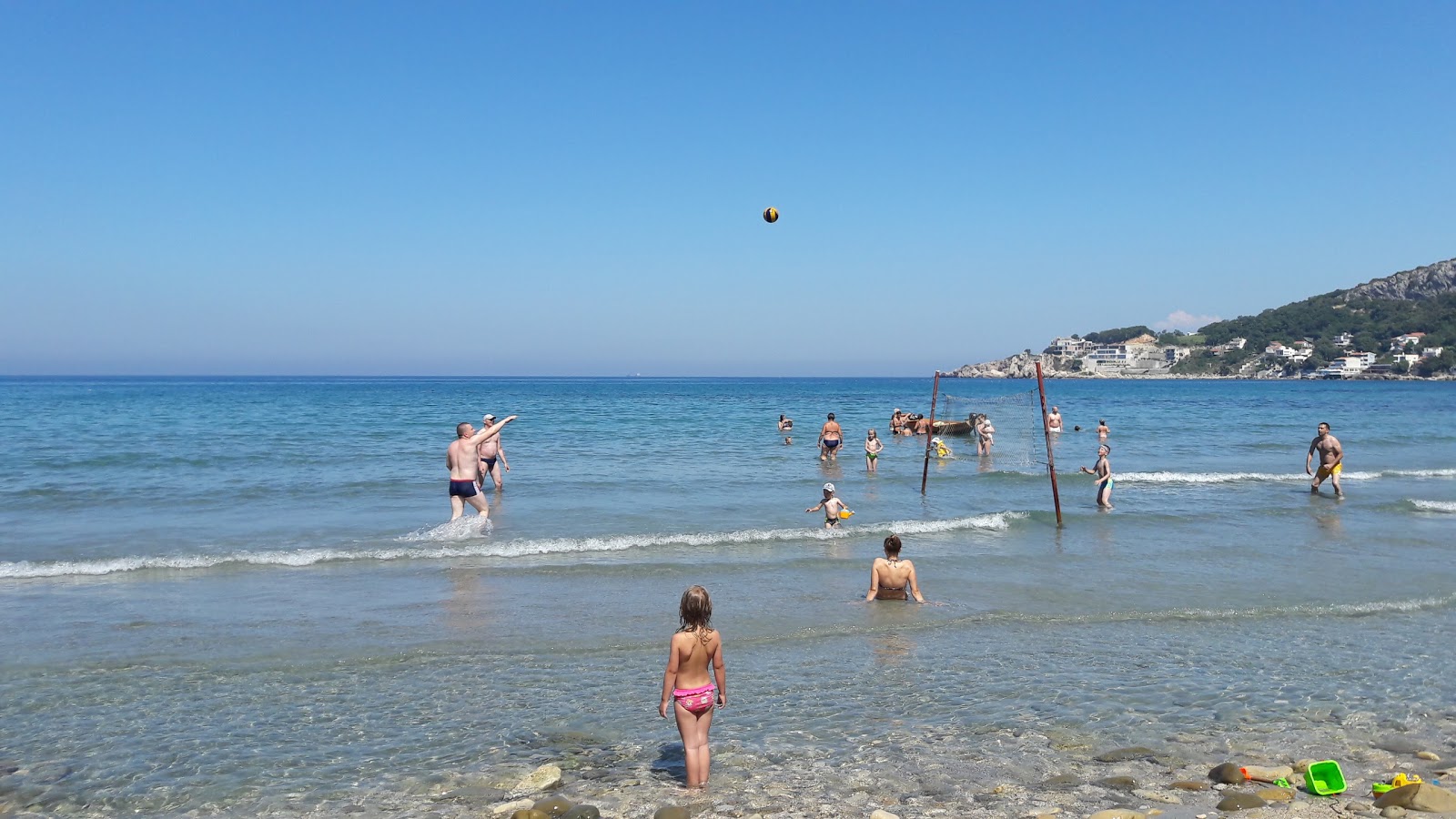 Foto von Kruche Rakita beach von Klippen umgeben