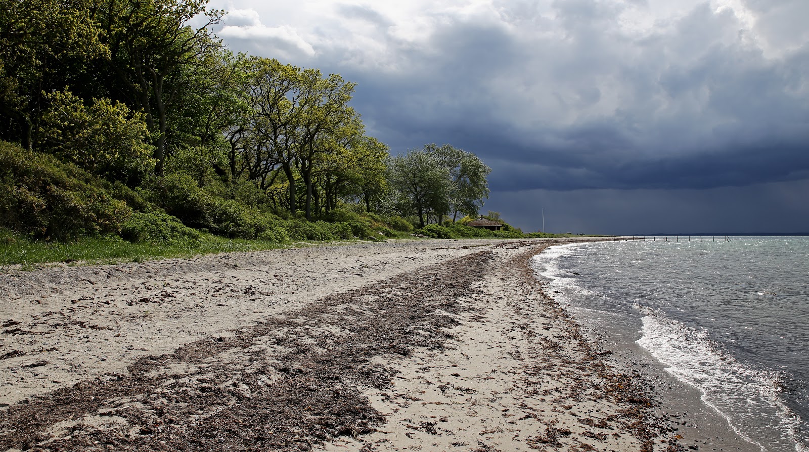 Lohals Nordstrand Beach的照片 带有碧绿色纯水表面