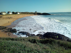 Bellangenet beach'in fotoğrafı dağlarla çevrili