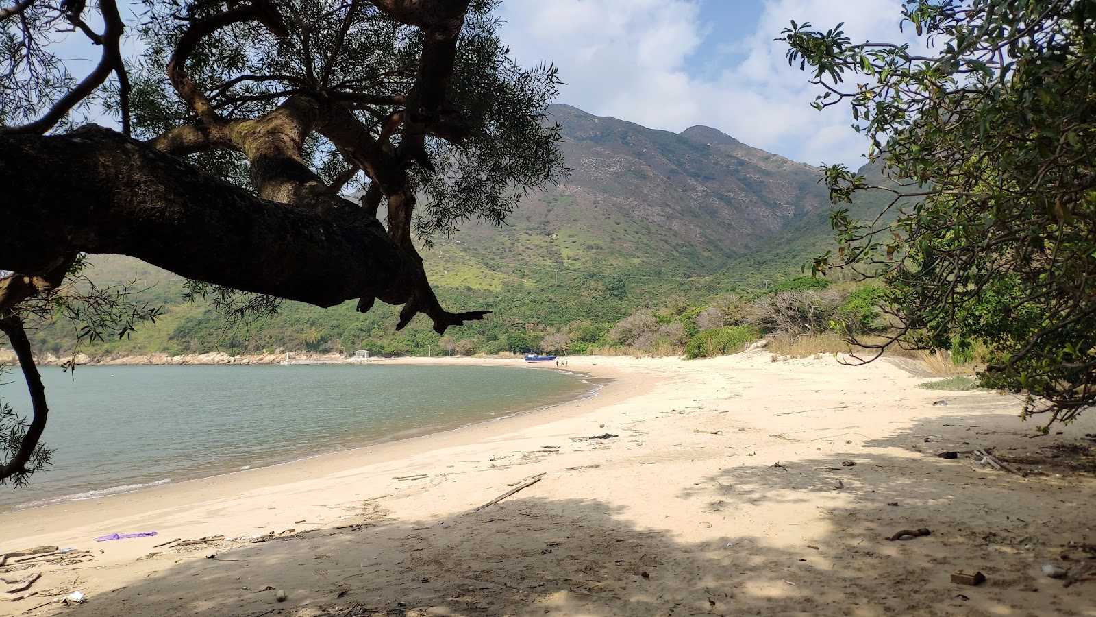 Foto von Fan Lau Sai Wan umgeben von Bergen