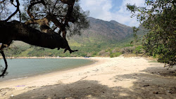 Foto von Fan Lau Sai Wan umgeben von Bergen