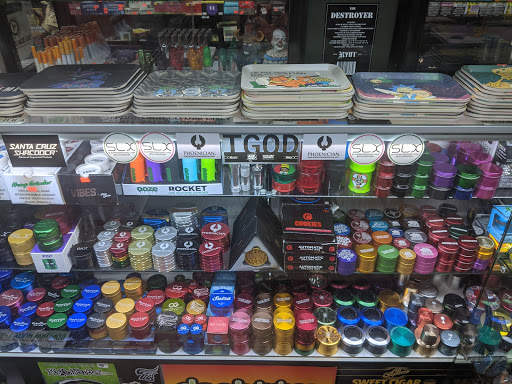 Tobacco Shop «The Hub Smoke Shop & Gifts», reviews and photos, 6410 N Oak Trafficway, Kansas City, MO 64118, USA