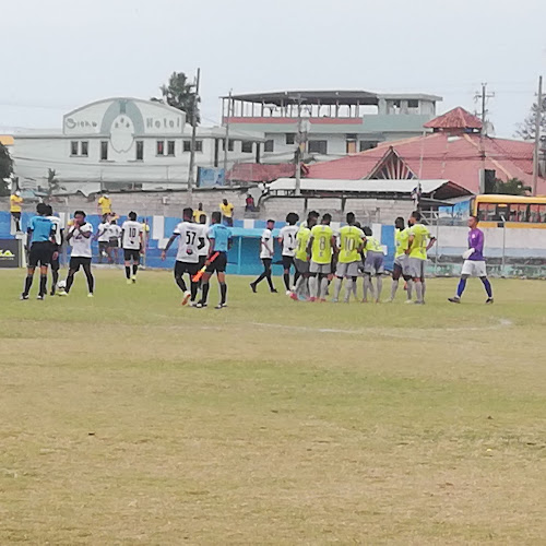 ESTADIO WALTER APARICIO vía principal - Atacames