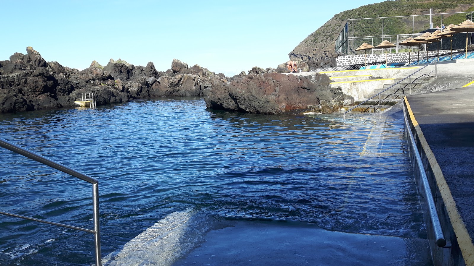 Foto von Piscinas Naturais da Preguica umgeben von Bergen