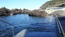 Foto von Piscinas Naturais da Preguica umgeben von Bergen