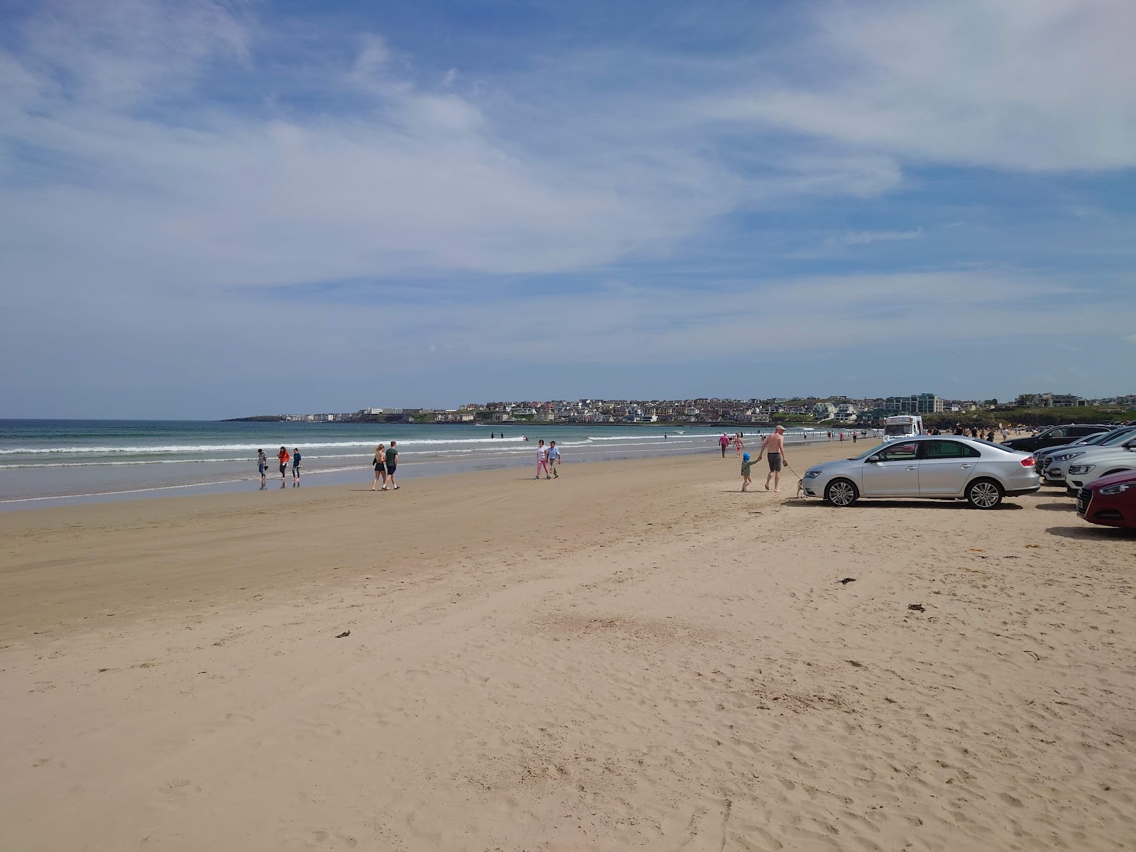 Foto de Portstewart Beach rodeado por montanhas