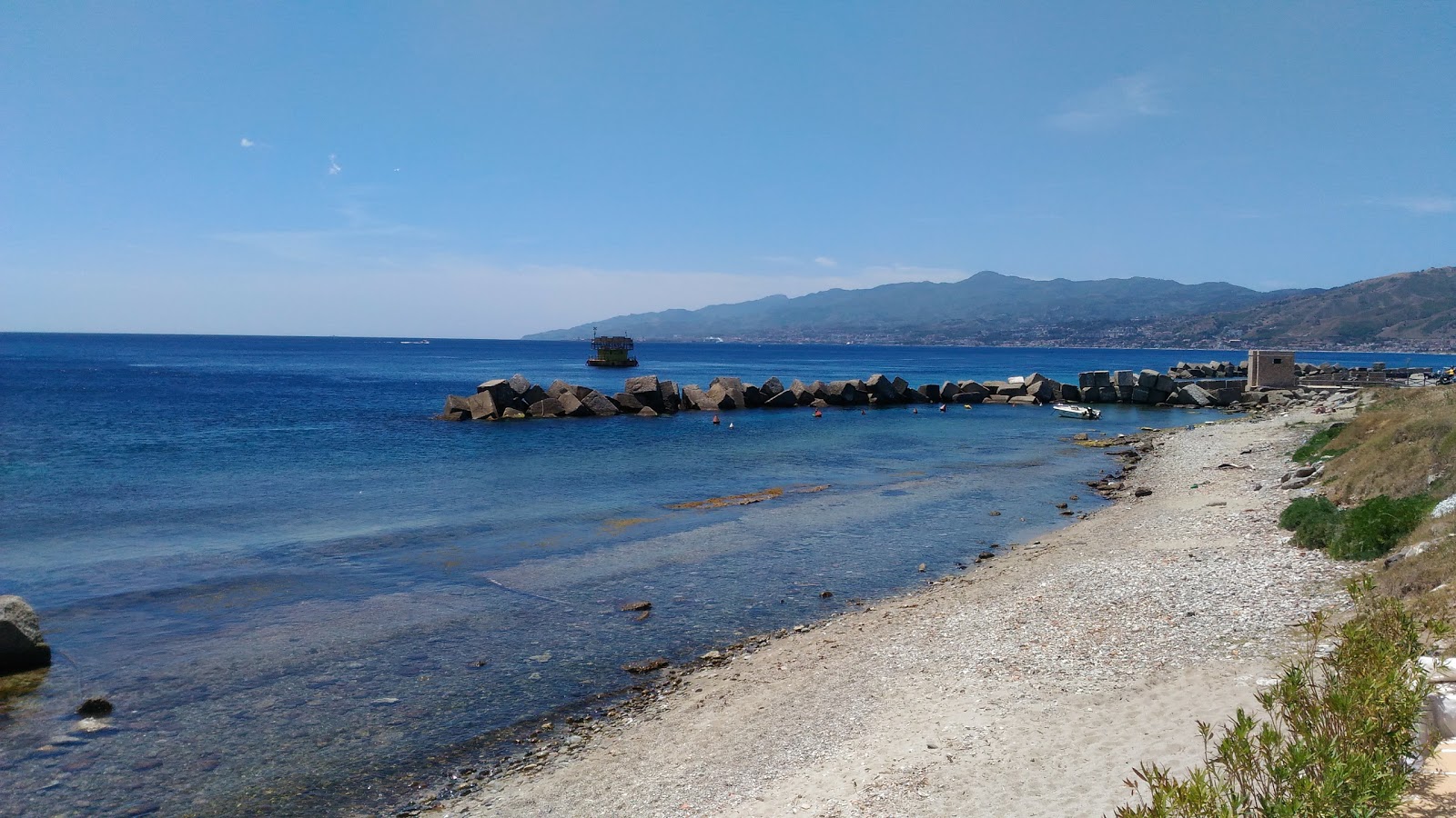 Φωτογραφία του Torre Faro Beach με #44