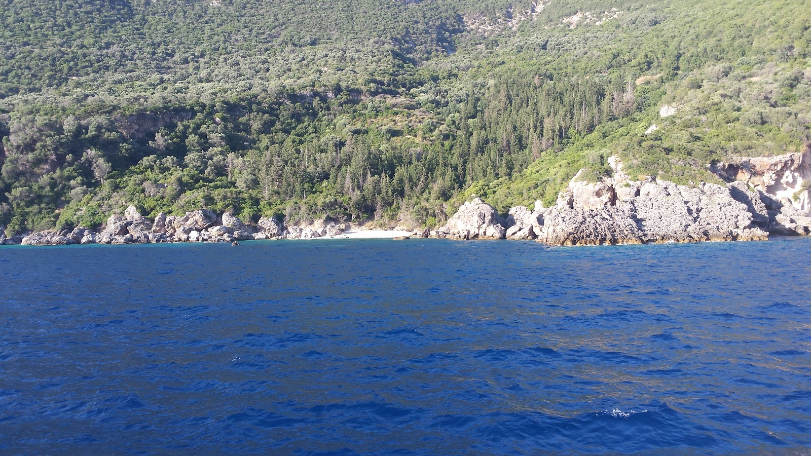 Photo de Apollonii beach avec l'eau cristalline de surface