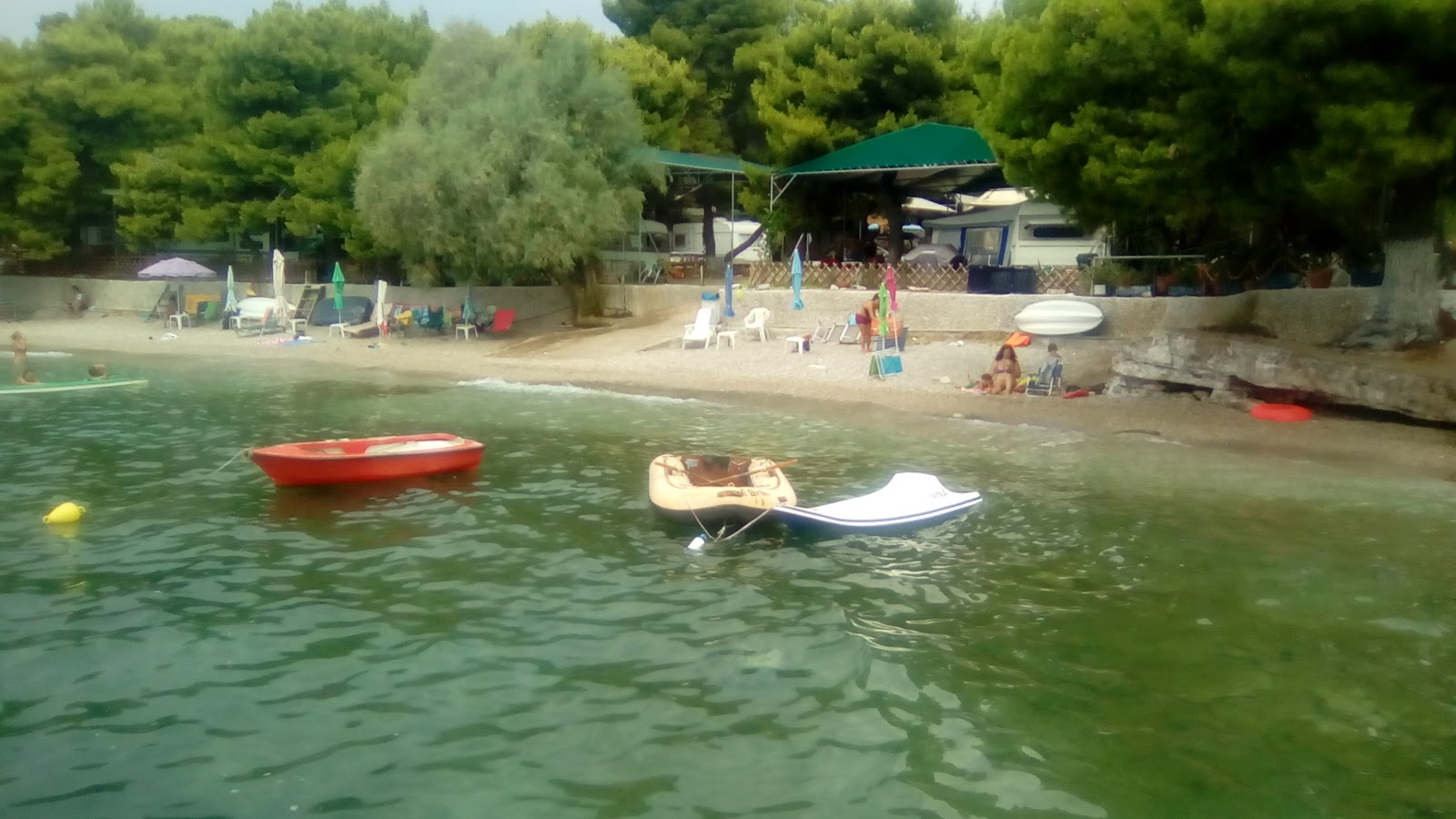 Foto di Glaros Beach circondato da montagne