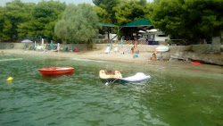 Foto di Glaros Beach circondato da montagne